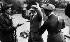 Black and Tans controlando a un irlandés - Dominio público