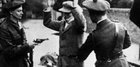 Black and Tans controlando a un irlandés - Dominio público