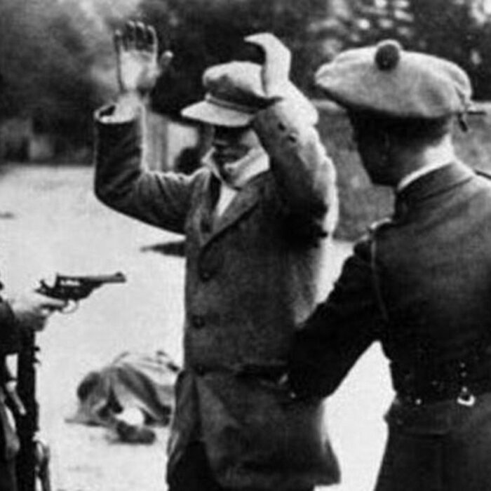 Black and Tans controlando a un irlandés - Dominio público