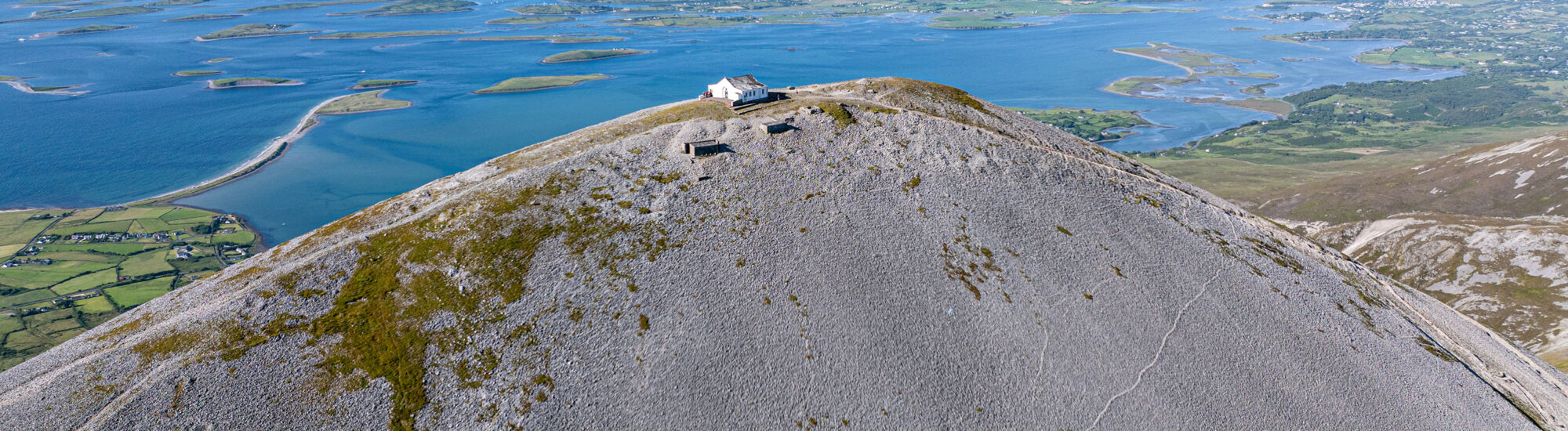 Vista aérea de Croagh Patrick y la bahía de Clew - Big Style Media - ©Failte Ireland