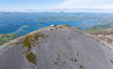 Vista aérea de Croagh Patrick y la bahía de Clew - Big Stule Media - ©Failte Ireland