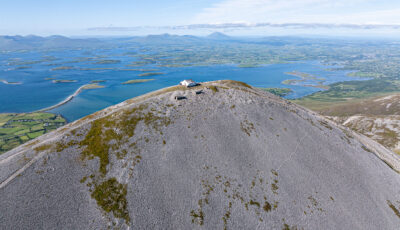Vista aérea de Croagh Patrick y la bahía de Clew - Big Stule Media - ©Failte Ireland