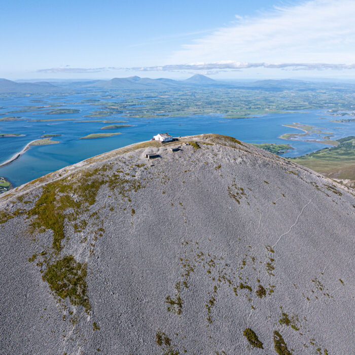 Vista aérea de Croagh Patrick y la bahía de Clew - Big Stule Media - ©Failte Ireland