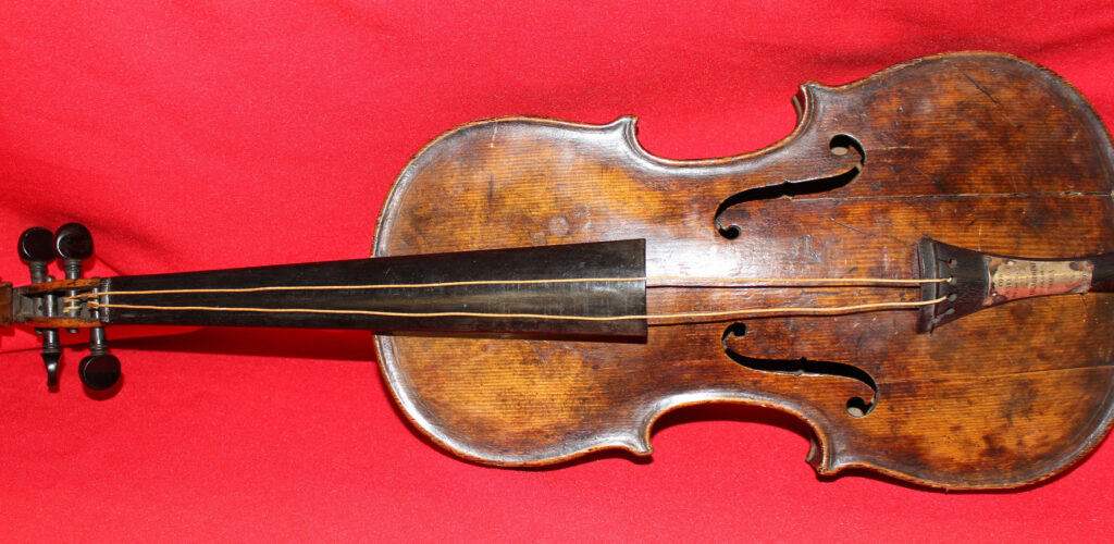 El violín del Titanic, expuesto en Titanic Belfast en Irlanda del Norte