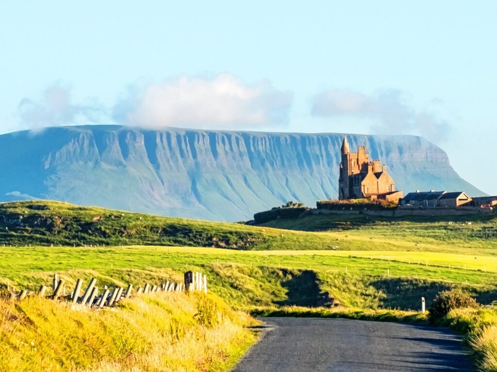 Le Classiebawn castle et la Ben Bulben - © Madrugada Verde