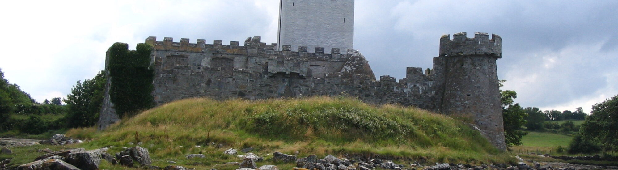 Doe Castle: Fortaleza Histórica en el Condado de Donegal