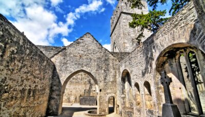 Claustro y torre de Muckross Abbey en el Parque Nacional de Killarney