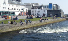 El arco español en Galway - Barnacles Budget Accommodation - cc