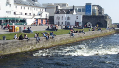 El arco español en Galway - Barnacles Budget Accommodation - cc
