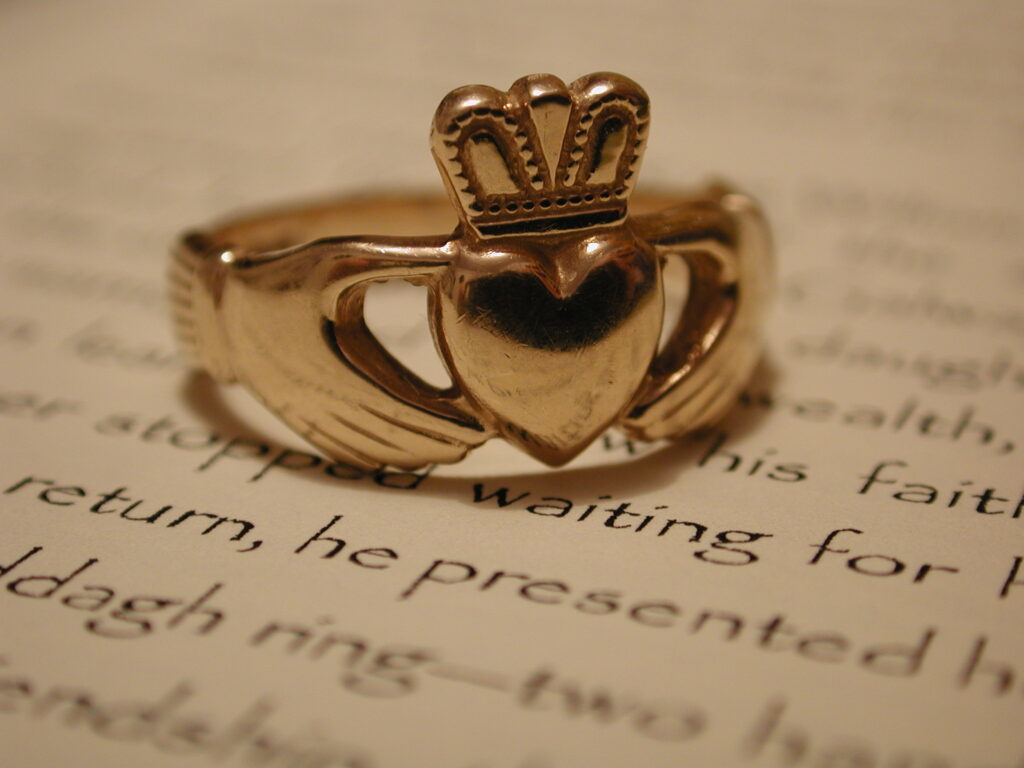 Un anillo Claddagh - Claddagh Real - cc