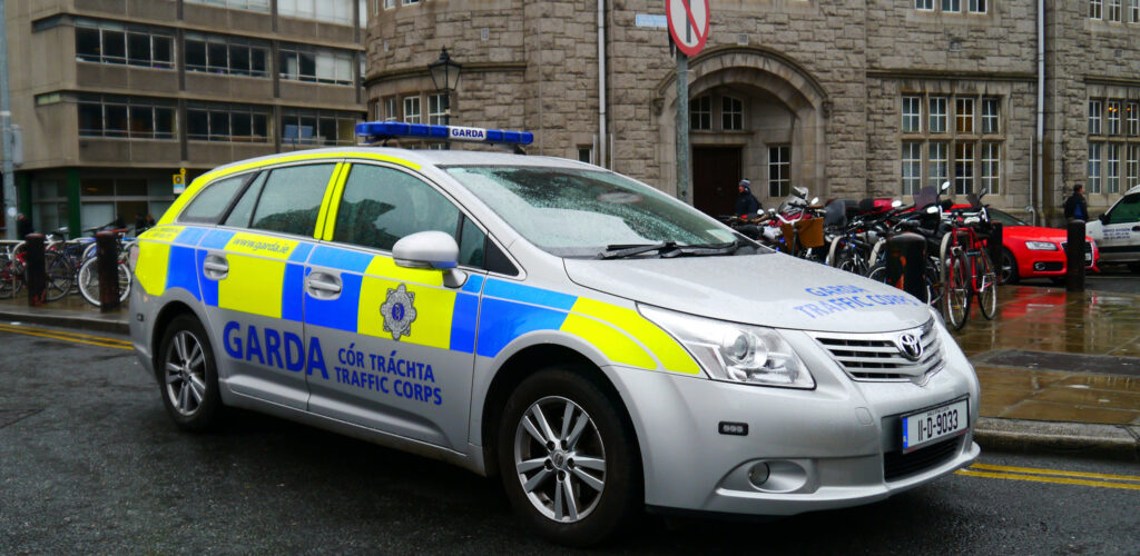 Un vehículo policial en Irlanda - Mic - cc