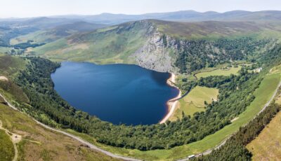Lough Tay y Luggala Mountain cerca de Sally Gap, en las montañas de Wicklow