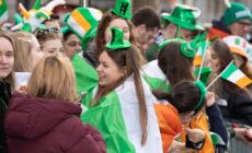 Des irlandais attendant la Grande Parade de Dublin  -