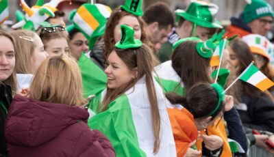 Des irlandais attendant la Grande Parade de Dublin  -