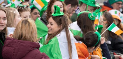 Des irlandais attendant la Grande Parade de Dublin  -