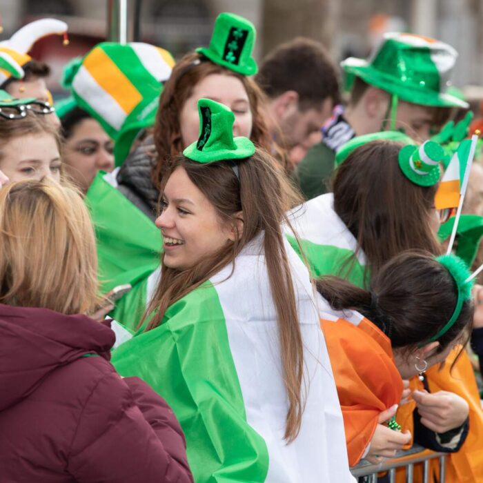 Des irlandais attendant la Grande Parade de Dublin  -