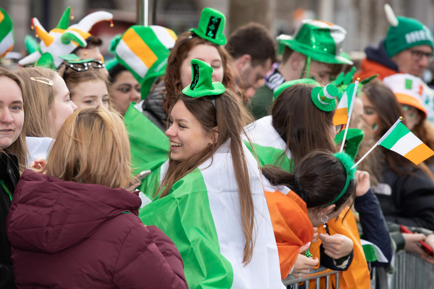 Des irlandais attendant la Grande Parade de Dublin  - ©Allen Kiely