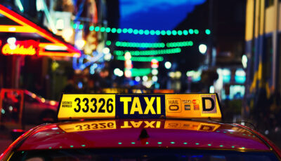 Un taxi oficial circulando por el centro de Dublín