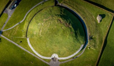 Vista aérea de Newgrange - © Irish Drone Photography