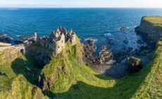 Vista aérea del castillo de Dunluce - © kilhan