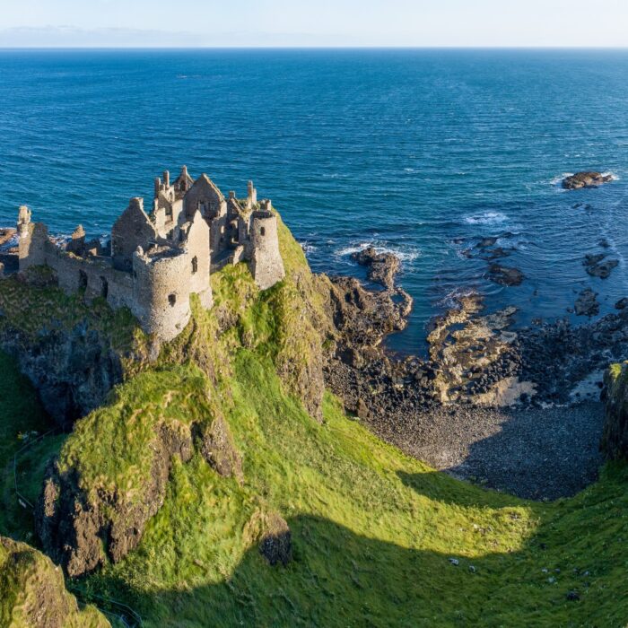 Vista aérea del castillo de Dunluce - © kilhan