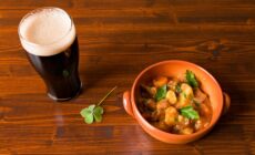 Un estofado irlandés con una pinta de cerveza negra - © luigimorbidelli