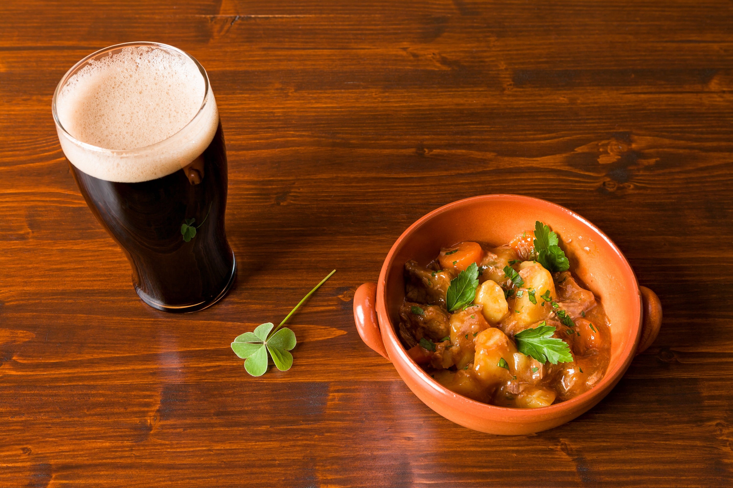 Un estofado irlandés con una pinta de cerveza negra - © luigimorbidelli
