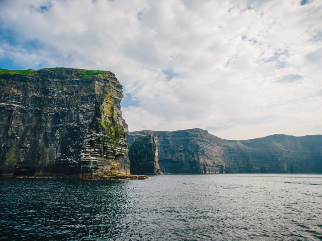 Los acantilados de Moher desde abajo - Simon Crowe