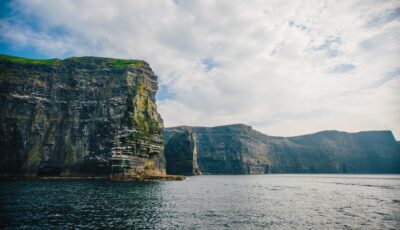Los acantilados de Moher desde abajo - Simon Crowe