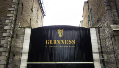 St James’s Gate, la entrada histórica de la cervecería Guinness en Dublín