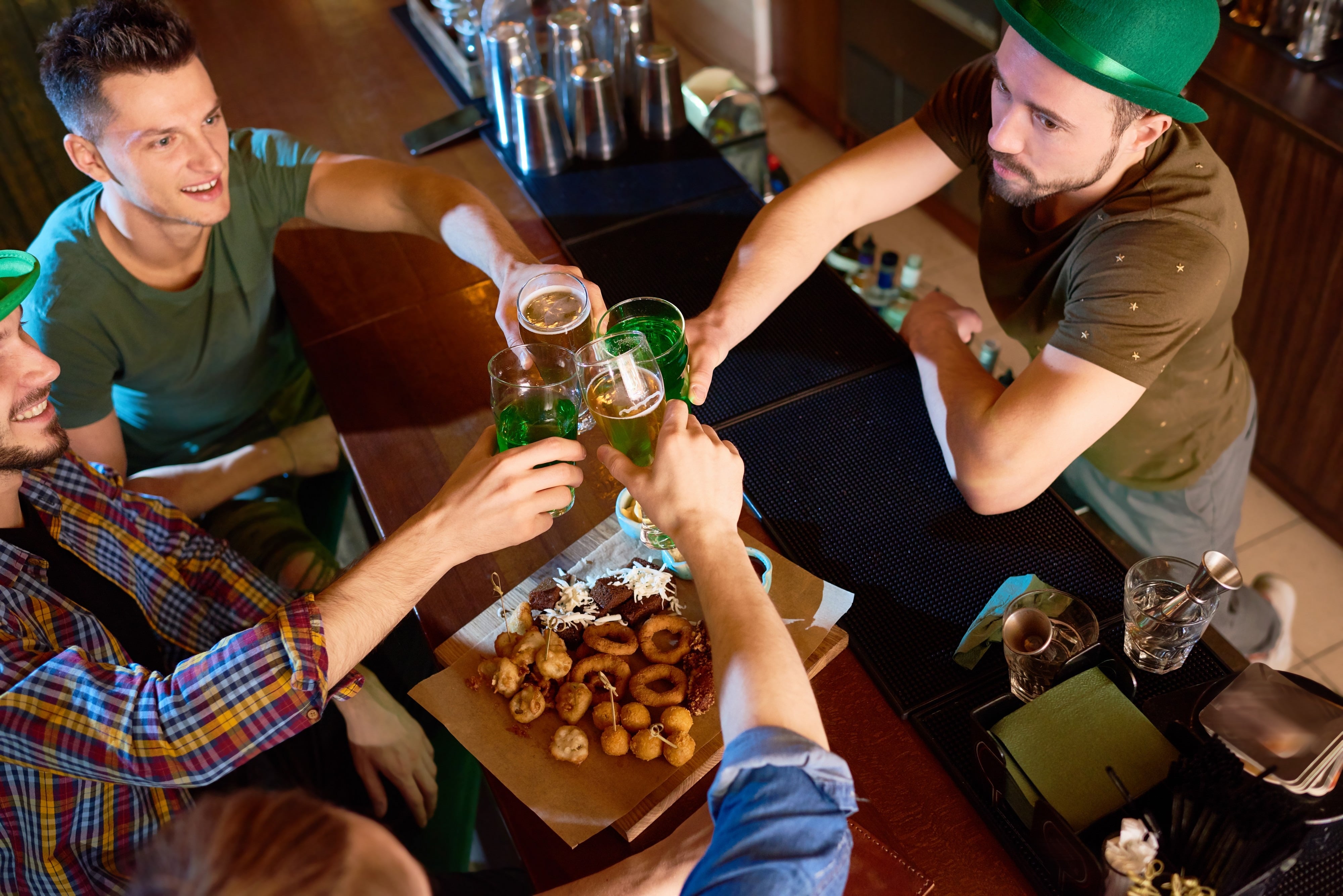 Des amis célébrant la Saint Patrick au pub – seventyfourimages