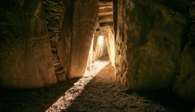 Newgrange en el solsticio de invierno - Brian Morrison - © Turismo Irlanda