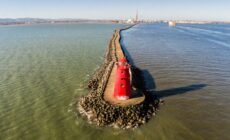 La Gran Muralla Sur y el faro de Poolbeg - © Giovanni