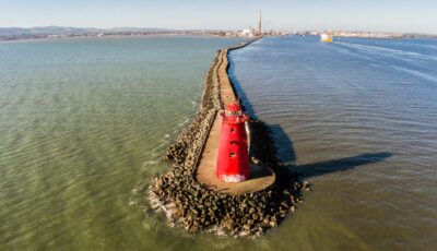 La Gran Muralla Sur y el faro de Poolbeg - © Giovanni