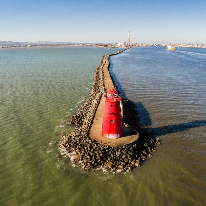 La Gran Muralla Sur y el faro de Poolbeg - © Giovanni