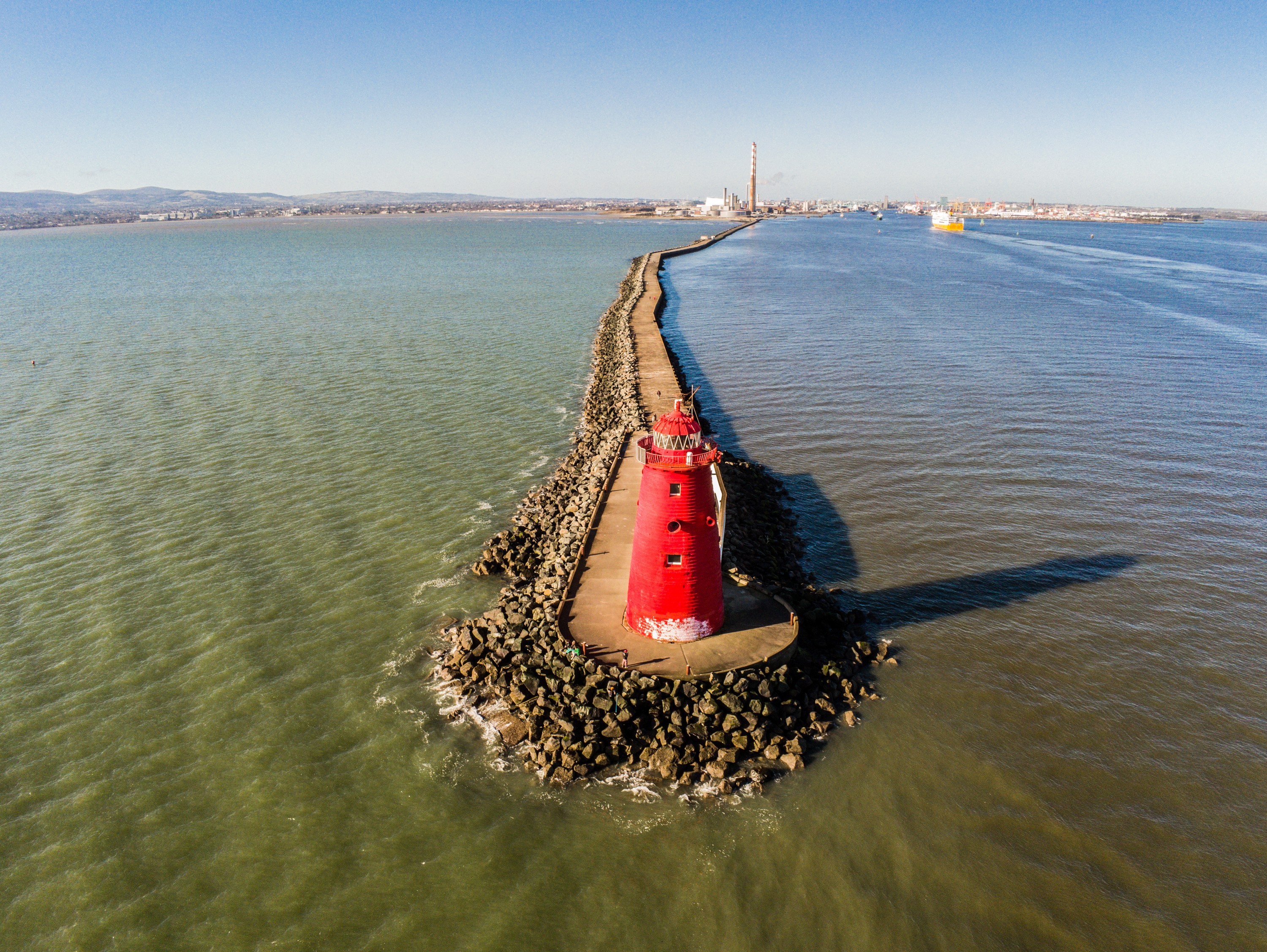 La Gran Muralla Sur y el faro de Poolbeg - © Giovanni