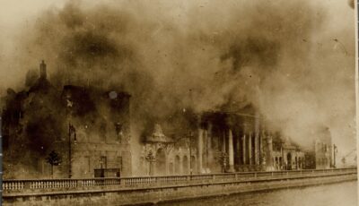 Los Cuatro Tribunales bombardeados durante la Batalla de Dublín - Dominio público