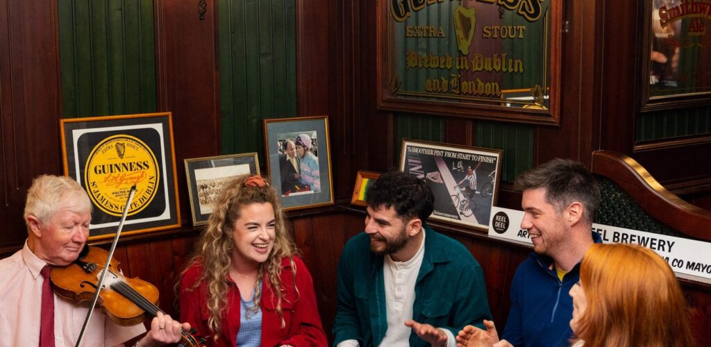 Un pub irlandés - © Failte Ireland