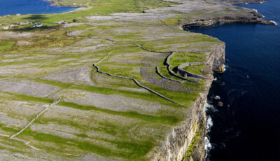 El fuerte de Dun Aengus 1 Muros de piedra de Dún Aonghasa frente al océano Atlántico en Inis Mór
