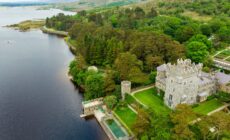 El castillo de Glenveagh unido por el paseo del lago - © MNstudio