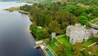 El castillo de Glenveagh unido por el paseo del lago - © MNstudio