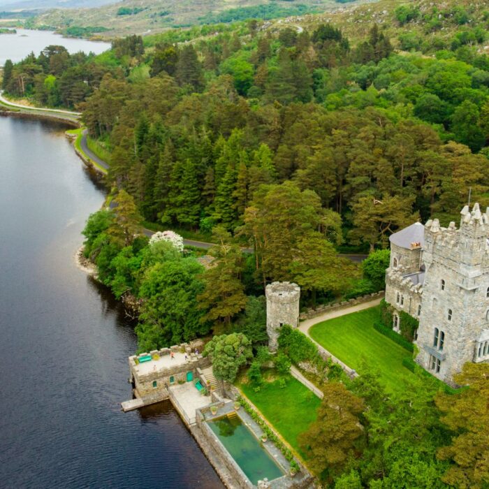 El castillo de Glenveagh unido por el paseo del lago - © MNstudio