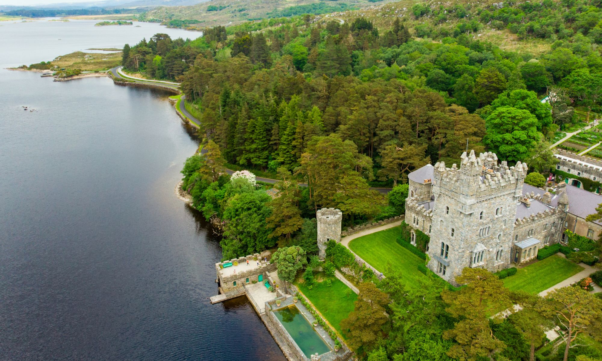 El castillo de Glenveagh unido por el paseo del lago - © MNstudio
