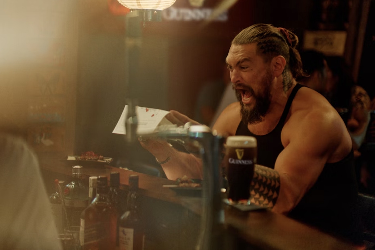 Jason Momoa, découvrant qu'il possède des origines irlandaises - YouTube