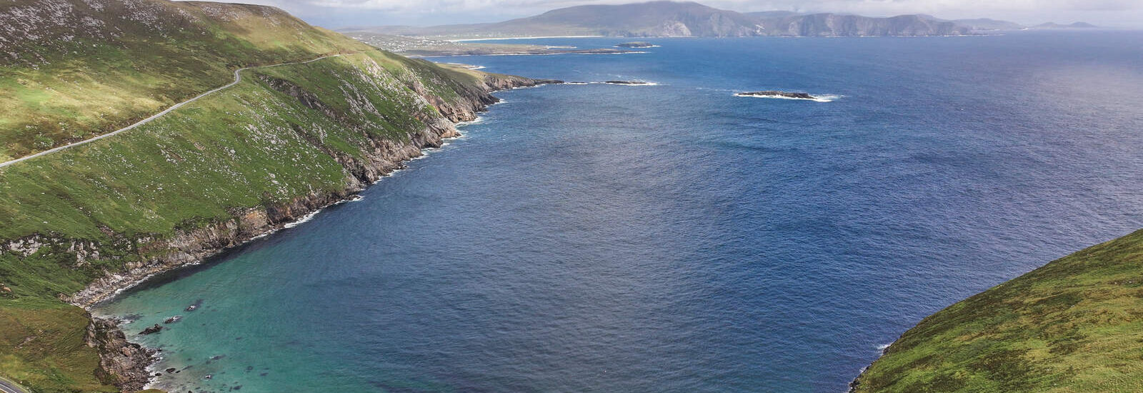 Vista aérea de la bahía de Keem, en la isla de Achill - © Big Style Media - Fáilte Ireland