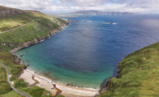 Vista aérea de la bahía de Keem, en la isla de Achill - © Big Style Media - Fáilte Ireland