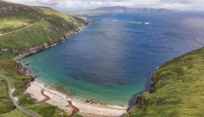 Vista aérea de la bahía de Keem, en la isla de Achill - © Big Style Media - Fáilte Ireland