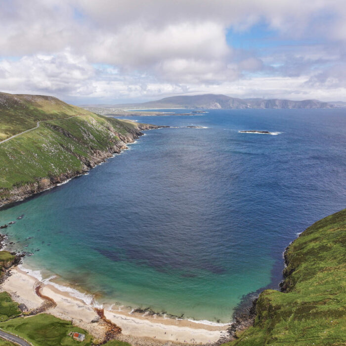 Vista aérea de la bahía de Keem, en la isla de Achill - © Big Style Media - Fáilte Ireland