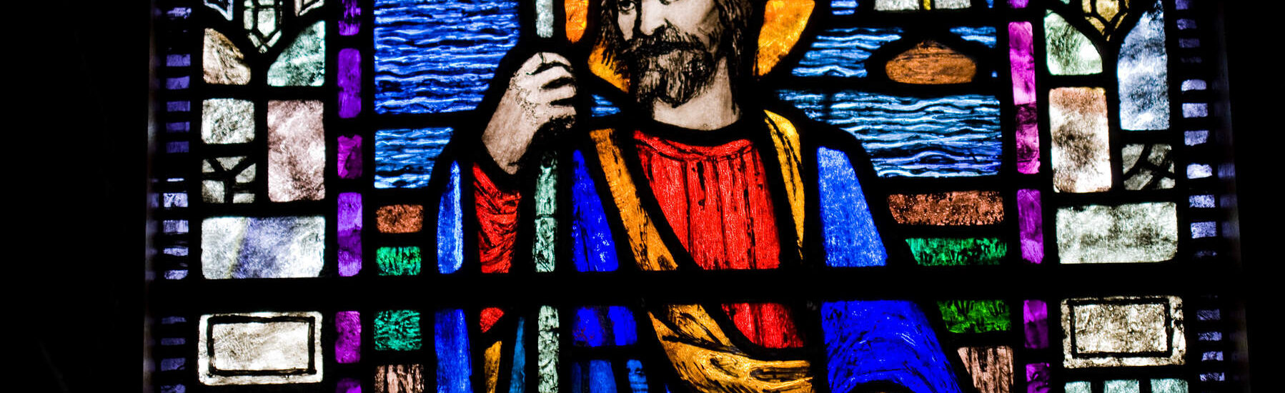 Una vidriera que representa a San Patricio en la iglesia de Saul - Brian Morrison - Turismo Irlanda