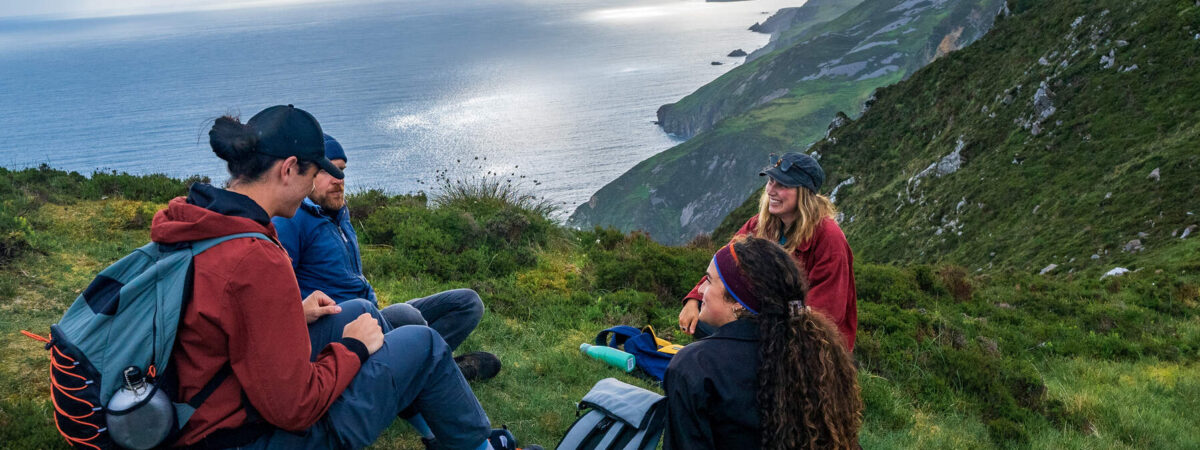 Excursionistas frente a Slieve League - © Big Style Media - Fáilte Ireland